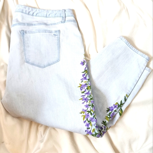 Martha Stewart Embroidered Light Blue Jeans Lilac Floral - Picture 1 of 10